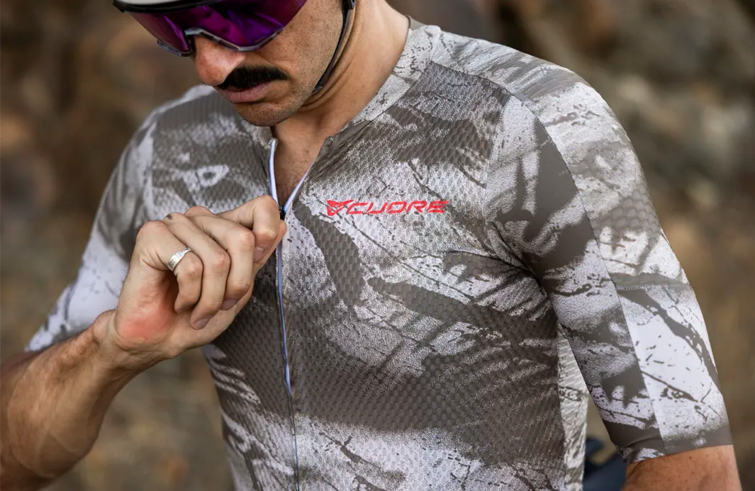Radfahrer in CUORE Amore Radtrikots und Bib Shorts