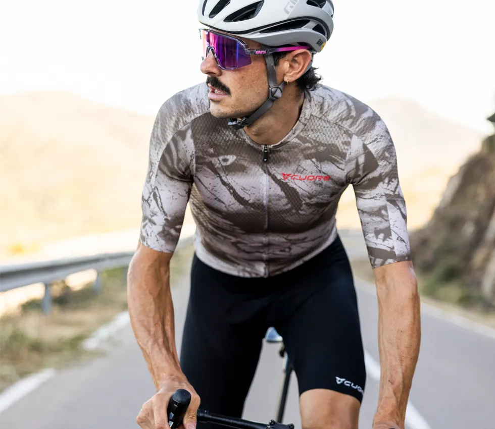 Radfahrer in CUORE Amore Radtrikots und Bib Shorts