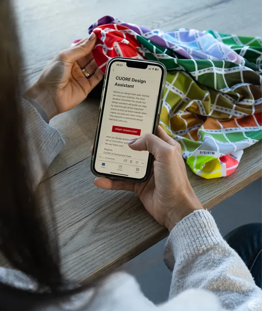 CUORE KI Design Assistent auf dem Handy